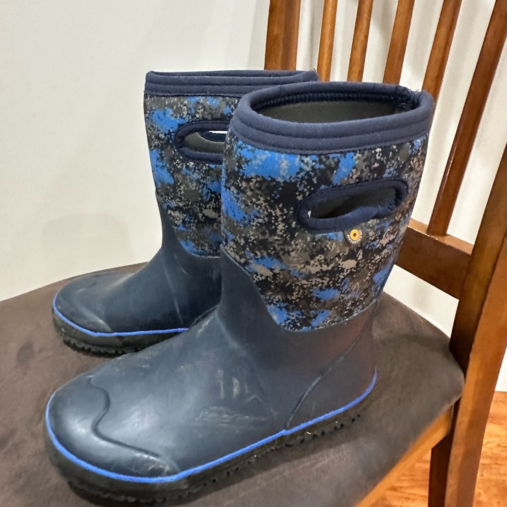 Big Kids Bogs Waterproof Blue and Black Boots size 5